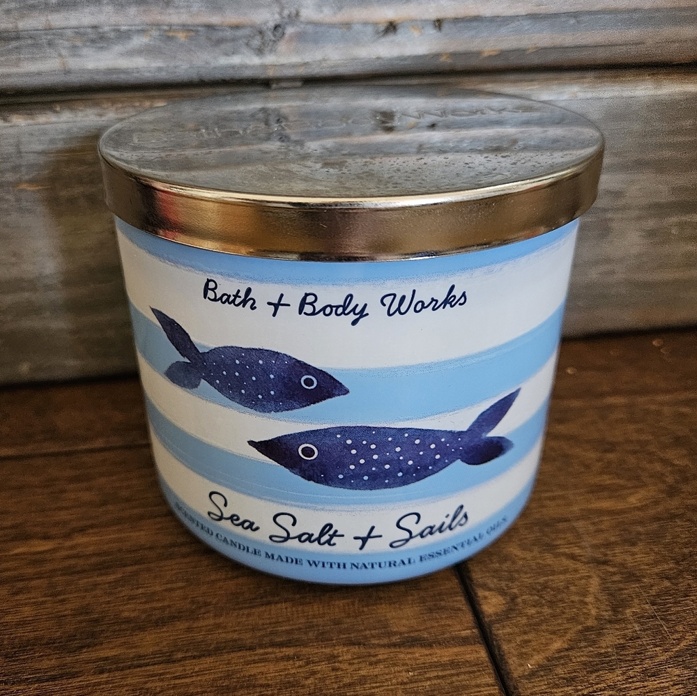 Bath & Body Works Sea Salt & Sails Candle - Blue and White